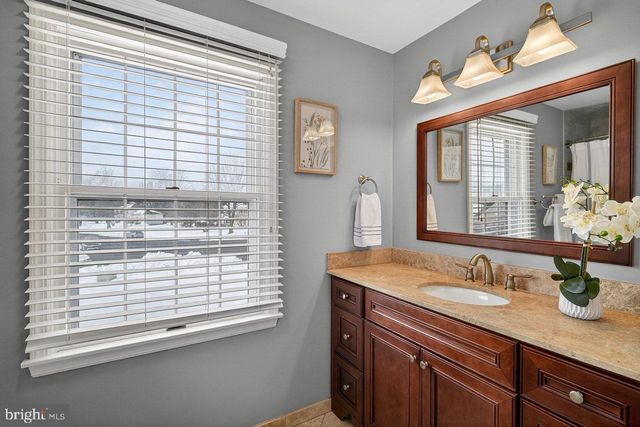 4 HARDLEY DR, Cranbury, NJ 08512