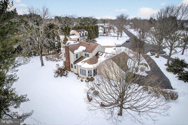 4 HARDLEY DR, Cranbury, NJ 08512