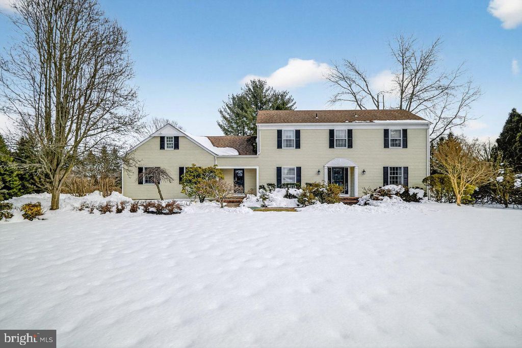 4 HARDLEY DR, Cranbury, NJ 08512