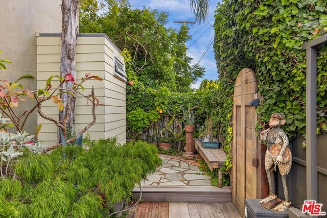 927 Amoroso, Venice, CA 90291