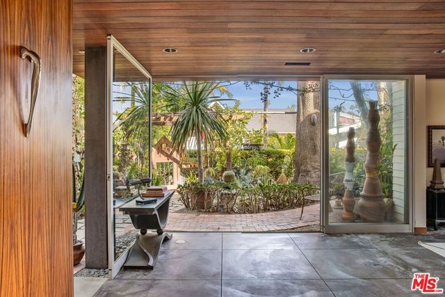927 Amoroso, Venice, CA 90291