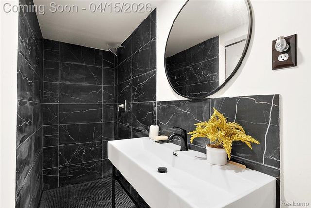 1732 Kilburn Road N, Rochester Hills, MI 48306