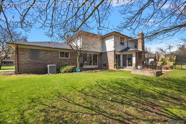 1732 Kilburn Road N, Rochester Hills, MI 48306