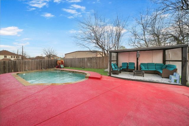 547 Breton Drive, Grand Prairie, TX 75052