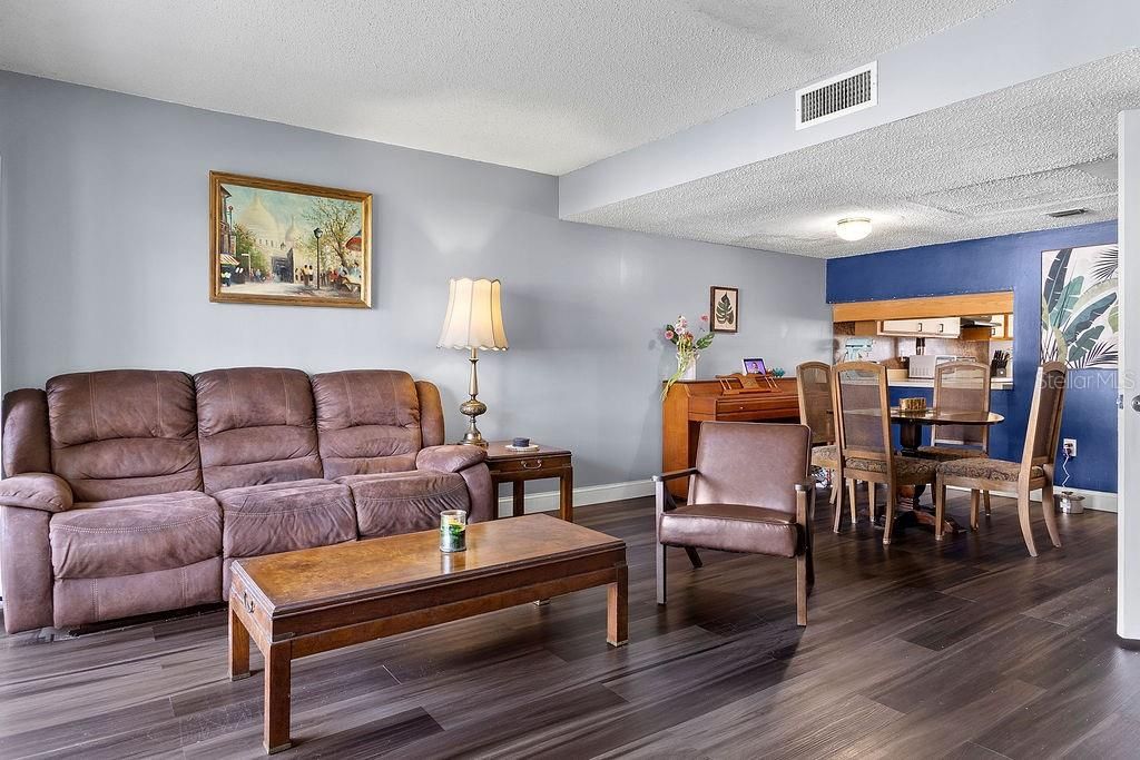 Image 4 of property listing at 4269 S SEMORAN BOULEVARD 14, Orlando, FL 32822
