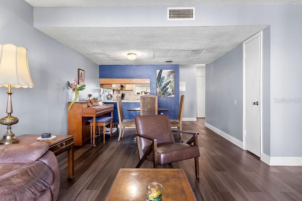 Image 5 of property listing at 4269 S SEMORAN BOULEVARD 14, Orlando, FL 32822