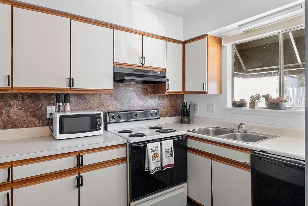 Image 9 of property listing at 4269 S SEMORAN BOULEVARD 14, Orlando, FL 32822