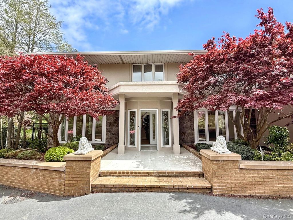 18 Durham Drive, Dix Hills, NY 11746