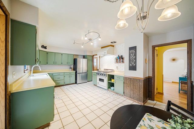 1303 FAUST AVENUE, Oshkosh, WI 54902