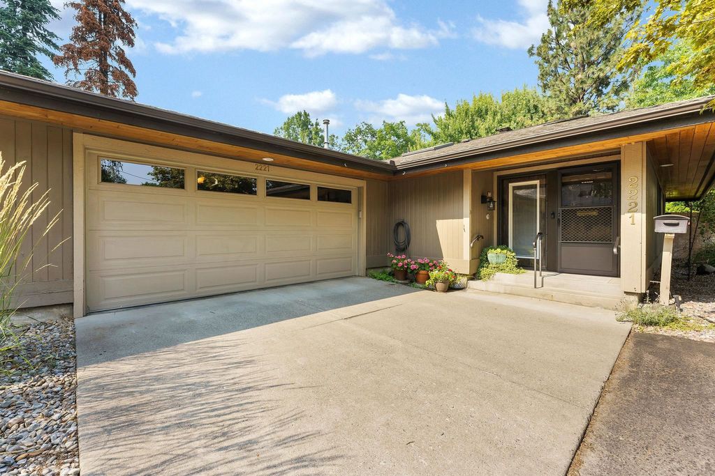 2221 E Rockwood Blvd, Spokane, WA 99203 photo 3