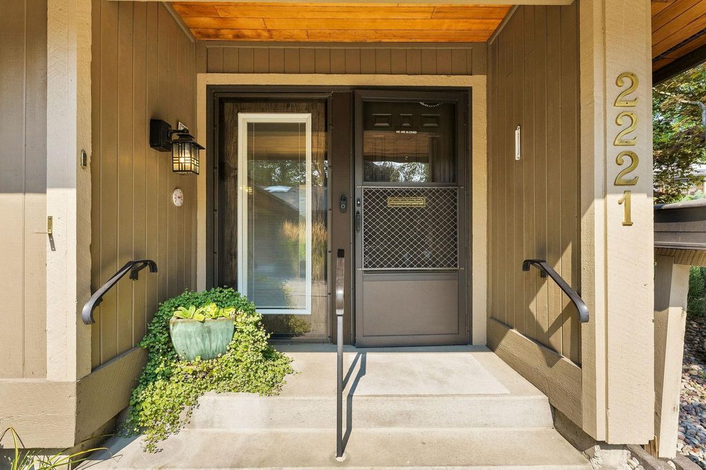 2221 E Rockwood Blvd, Spokane, WA 99203 photo 4