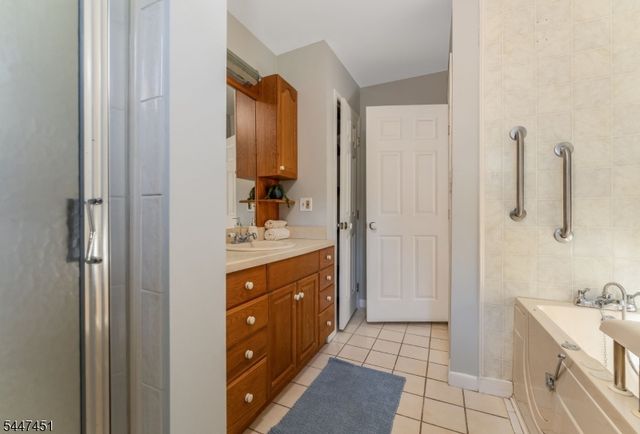 2 Glenway Dr, Raritan Twp., NJ 08822