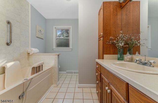 2 Glenway Dr, Raritan Twp., NJ 08822