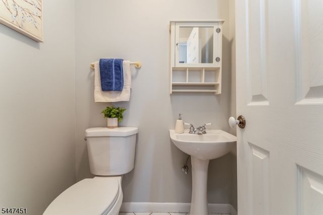 2 Glenway Dr, Raritan Twp., NJ 08822