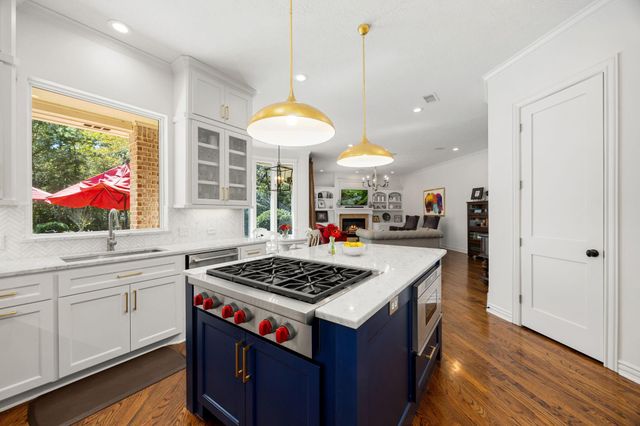 31 Lenox Hill Court, The Woodlands, TX 77382