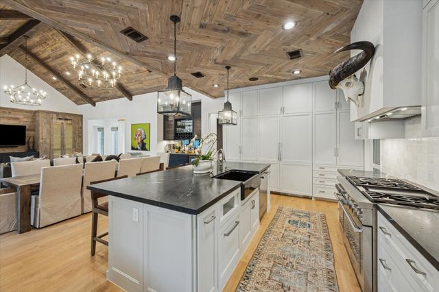 1525 Travis Street, Columbus, TX 78934