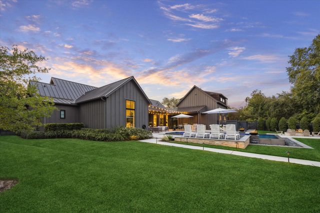 1525 Travis Street, Columbus, TX 78934