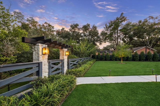 1525 Travis Street, Columbus, TX 78934