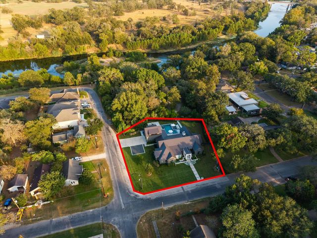 1525 Travis Street, Columbus, TX 78934