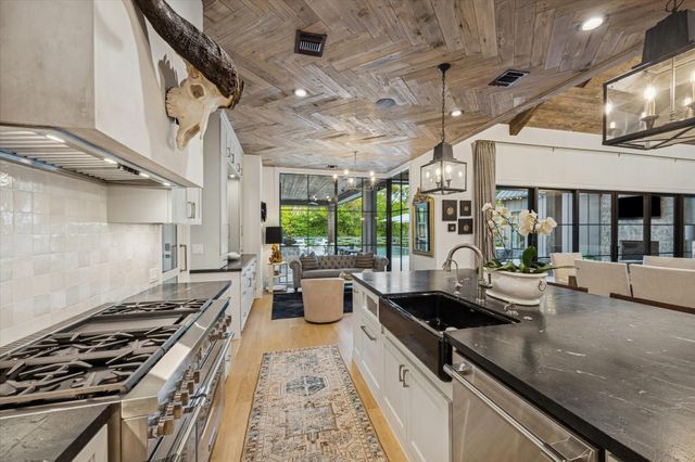 1525 Travis Street, Columbus, TX 78934