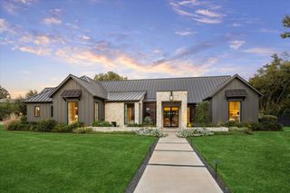 1525 Travis Street, Columbus, TX 78934