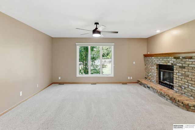 815 Magnolia Drive, Papillion, NE 68046