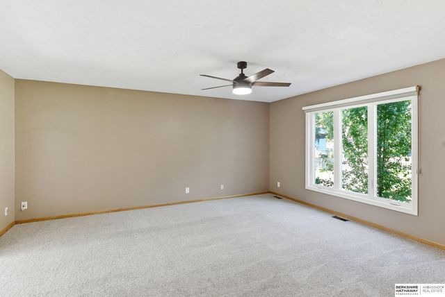 815 Magnolia Drive, Papillion, NE 68046