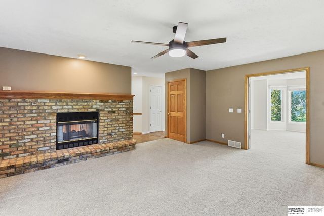 815 Magnolia Drive, Papillion, NE 68046