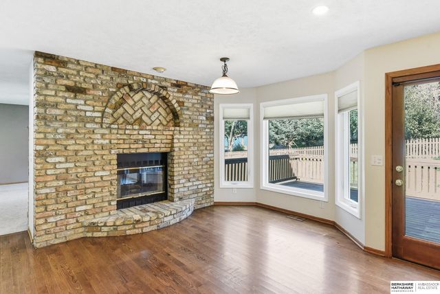 815 Magnolia Drive, Papillion, NE 68046