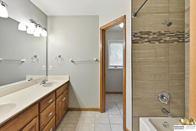 815 Magnolia Drive, Papillion, NE 68046