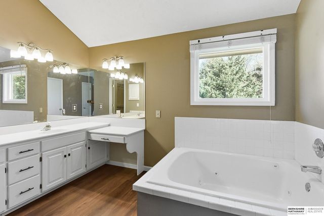 815 Magnolia Drive, Papillion, NE 68046