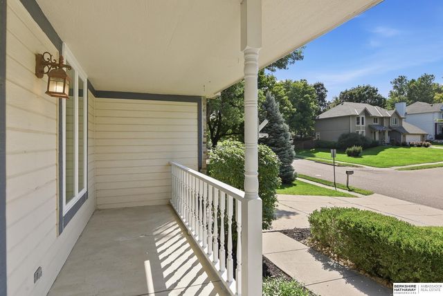 815 Magnolia Drive, Papillion, NE 68046