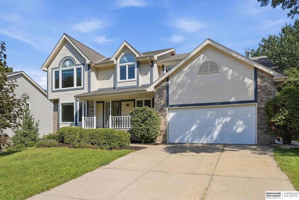 815 Magnolia Drive, Papillion, NE 68046