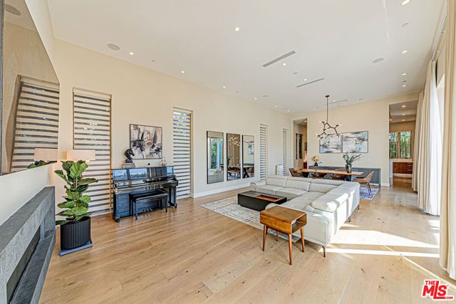 310 N Lucerne Boulevard, Los Angeles, CA 90004