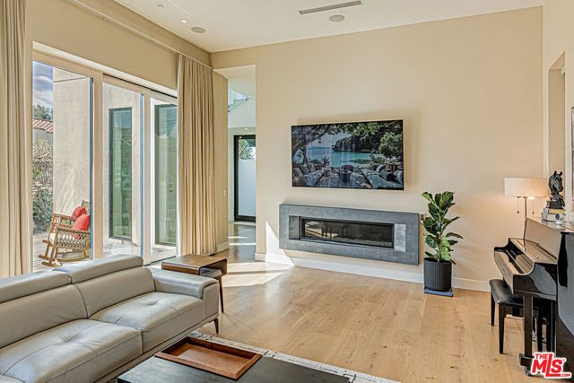 310 N Lucerne Boulevard, Los Angeles, CA 90004