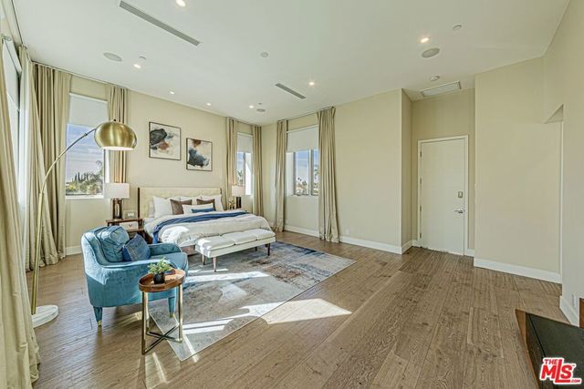 310 N Lucerne Boulevard, Los Angeles, CA 90004