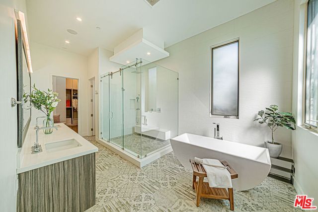 310 N Lucerne Boulevard, Los Angeles, CA 90004