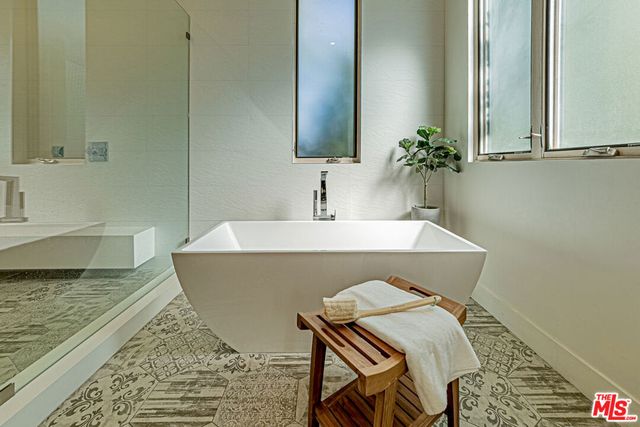 310 N Lucerne Boulevard, Los Angeles, CA 90004