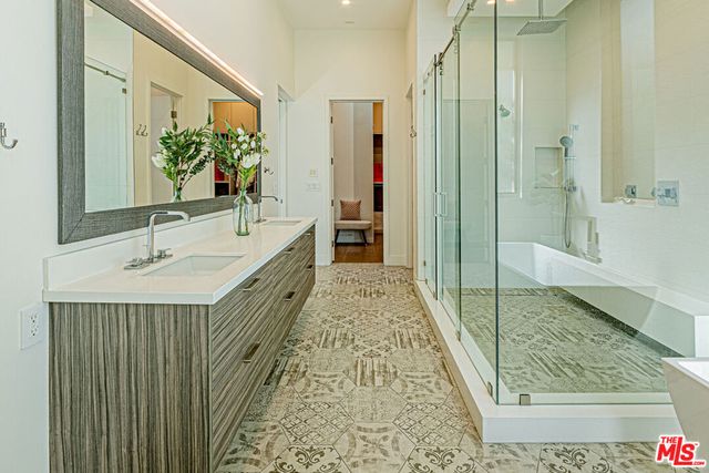 310 N Lucerne Boulevard, Los Angeles, CA 90004