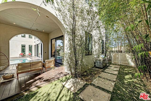 310 N Lucerne Boulevard, Los Angeles, CA 90004