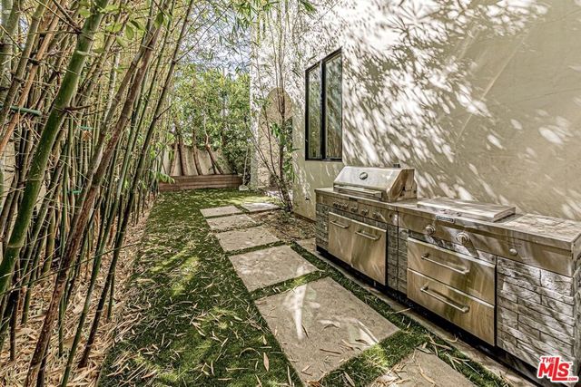 310 N Lucerne Boulevard, Los Angeles, CA 90004