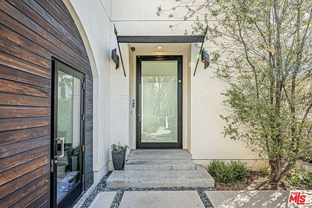 310 N Lucerne Boulevard, Los Angeles, CA 90004