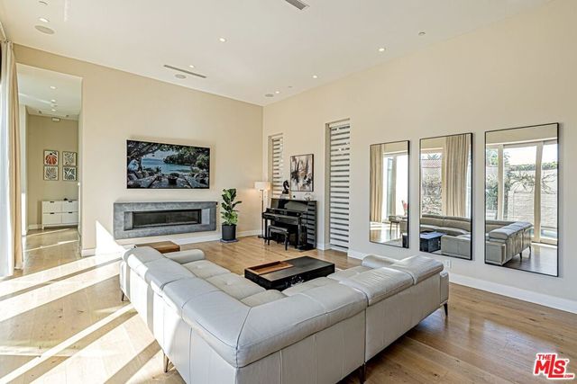 310 N Lucerne Boulevard, Los Angeles, CA 90004