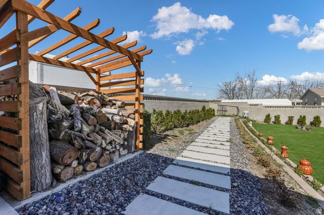 5884 S JONQUIL DR, Taylorsville, UT 84129