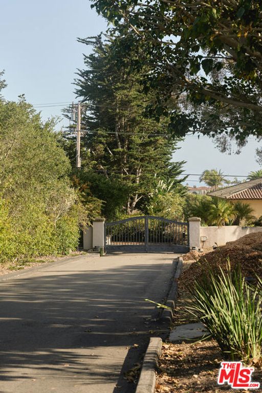 Image 31 of property listing at 3236 Braemar Drive, Santa Barbara, CA 93109
