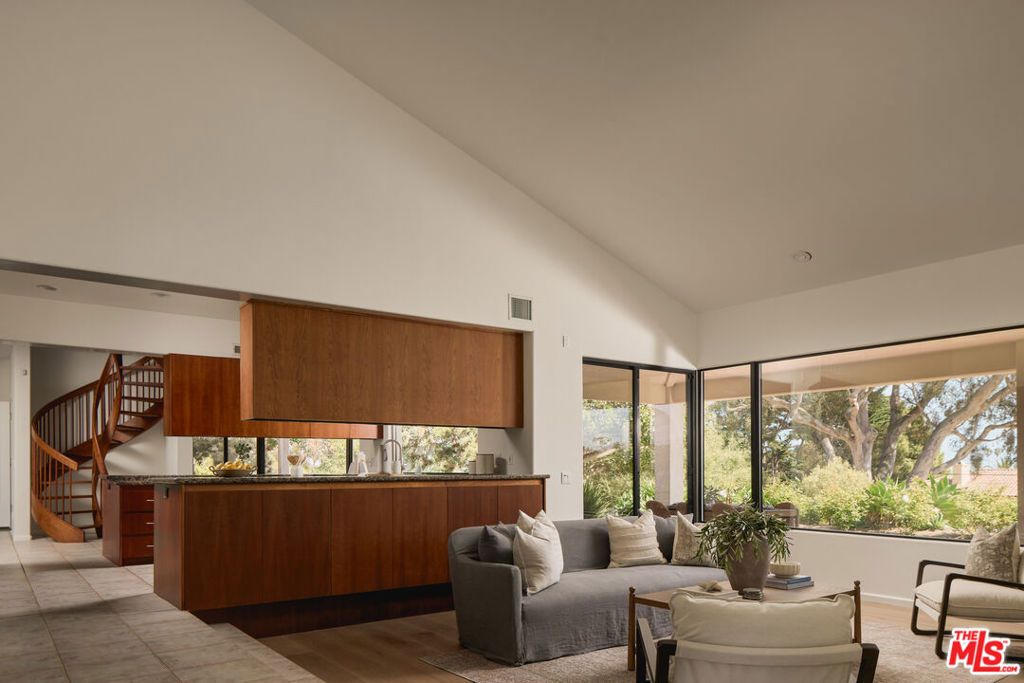 Image 4 of property listing at 3236 Braemar Drive, Santa Barbara, CA 93109