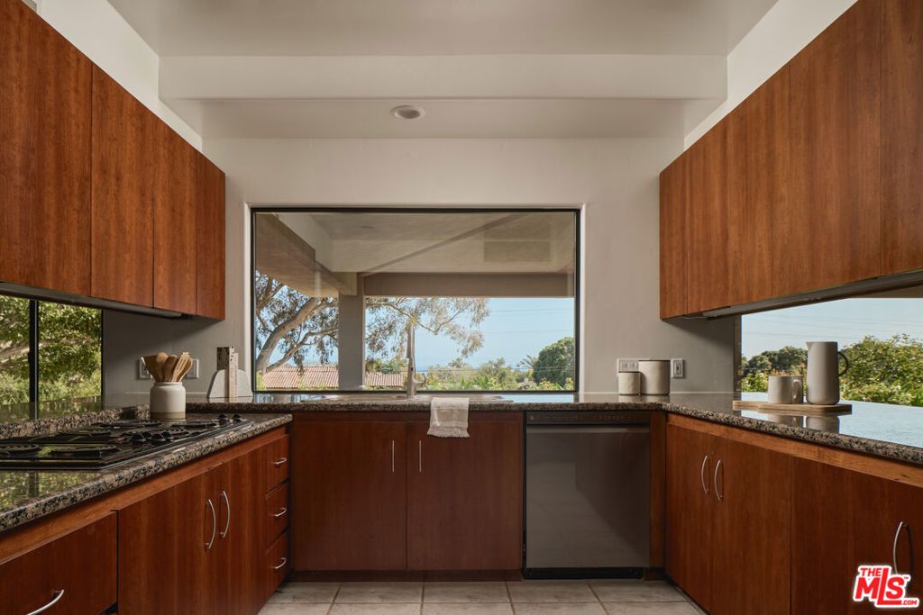 Image 6 of property listing at 3236 Braemar Drive, Santa Barbara, CA 93109