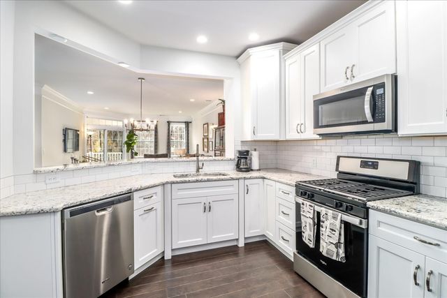 433 Brookside Court 433, Newtown, CT 06470