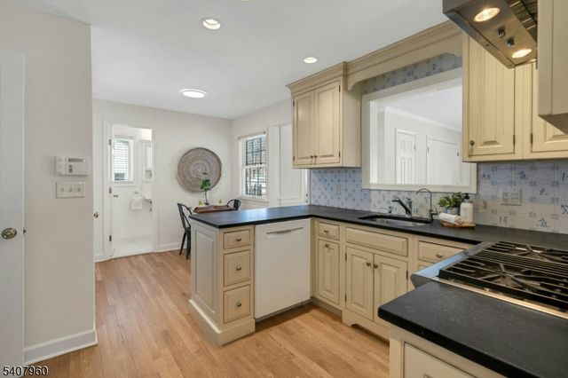 11 Mount Vernon Ave, Summit City, NJ 07901