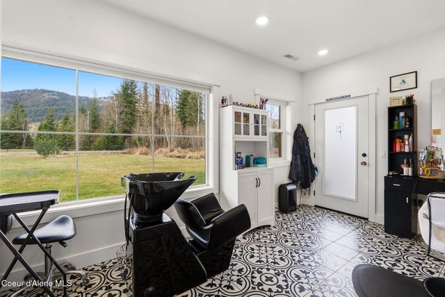 61 Lightfoot Dr, Sandpoint, ID 83864